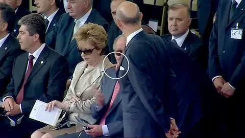 Berlusconi abraza al Rey Berlusconi abraza al Rey