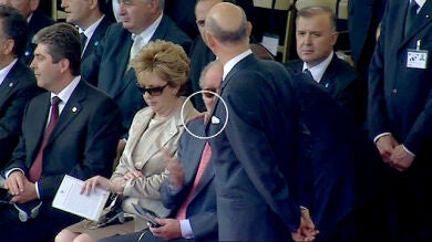 Berlusconi vuelve a infringir el protocolo al abrazar a Don Juan Carlos