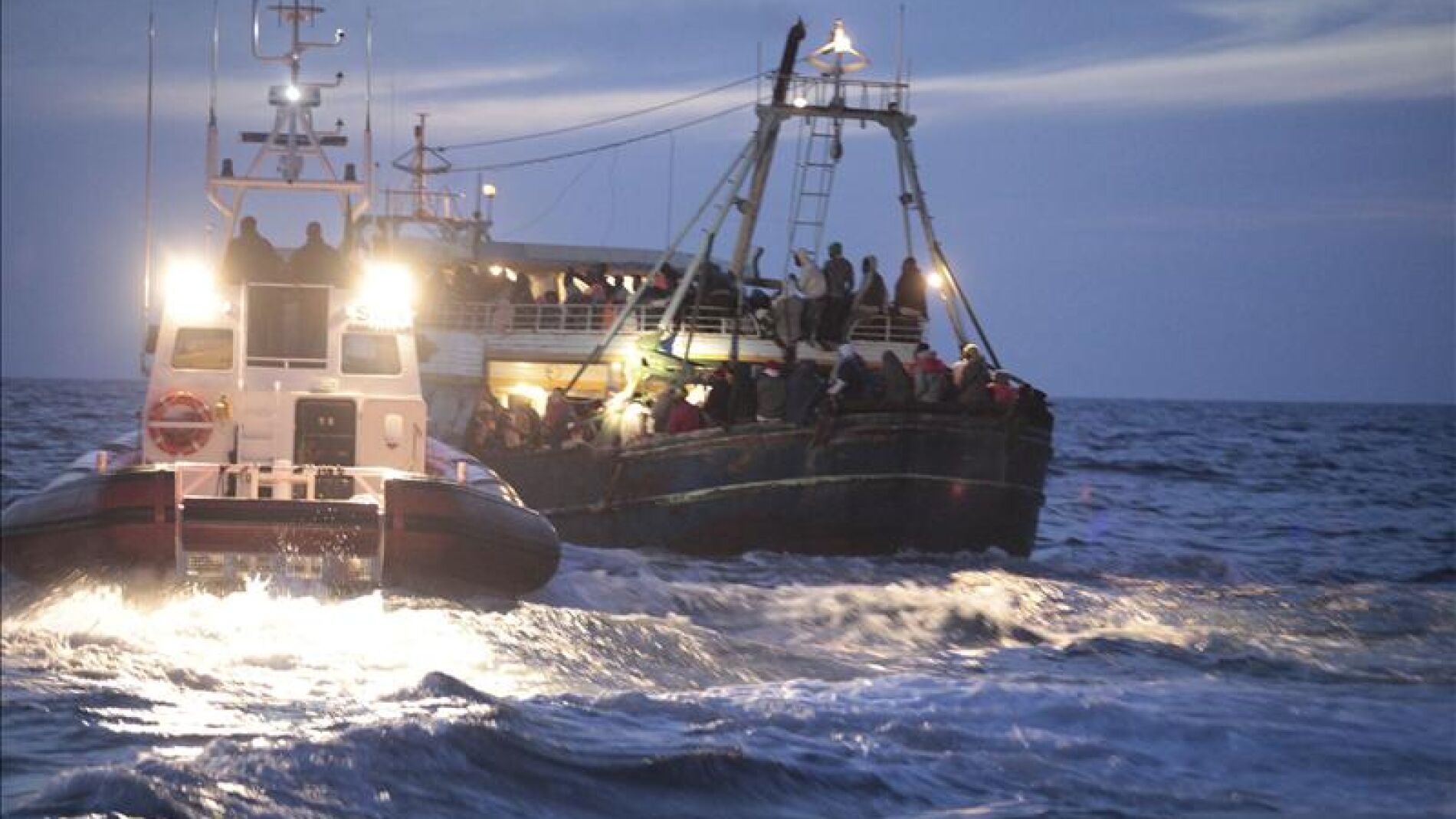 Guardias costeros ayudan a una embarcaci&oacute;n procedente de Libia
