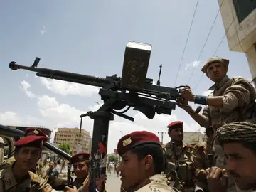 Soldados armados vigilan a los detractores del gobierno yemení Soldados armados vigilan a los detractores del gobierno yemení