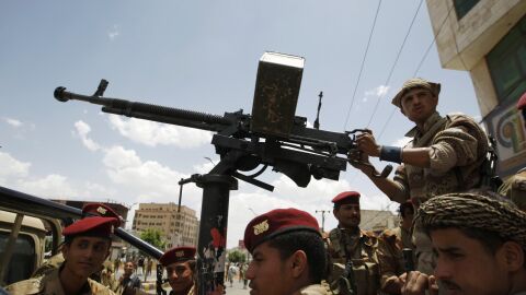 Soldados armados vigilan a los detractores del gobierno yemen&iacute;