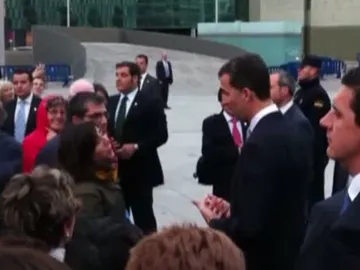 El Príncipe Felipe discute con una republicana entre el público El Príncipe Felipe discute con una republicana entre el público