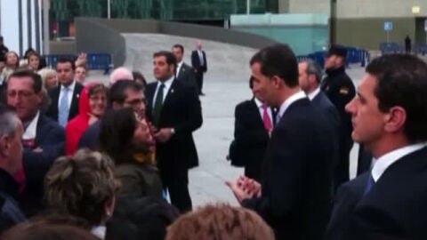 El Pr&iacute;ncipe Felipe discute con una republicana entre el p&uacute;blico