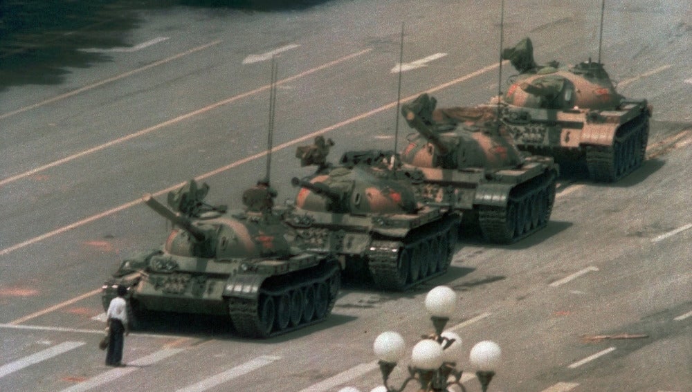 Un hombre aguanta delante de los tanques en Tiananmen