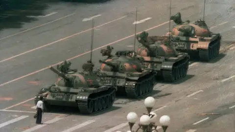 Un hombre aguanta delante de los tanques en Tiananmen Un hombre aguanta delante de los tanques en Tiananmen