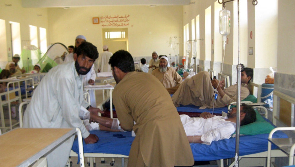 Los facultativos atienden a un paciente en un hospital de campaña en Pakistán.
