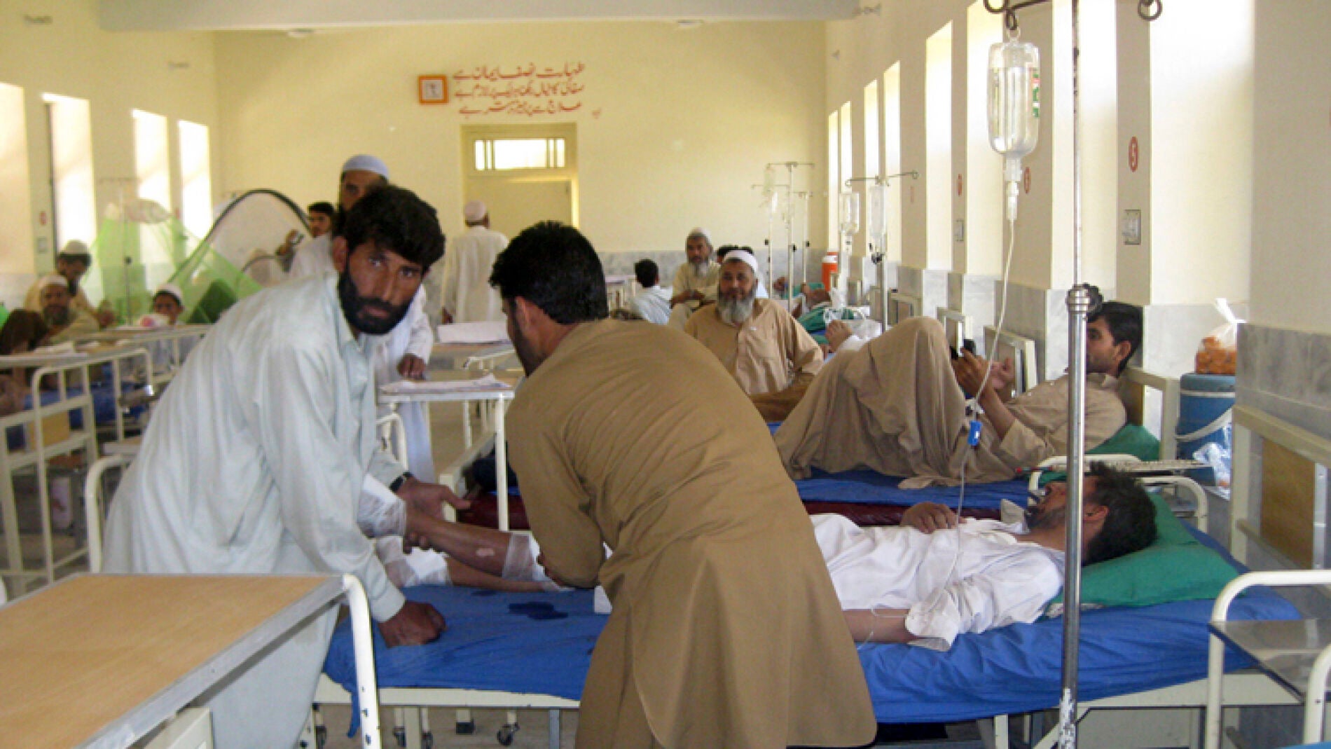 Los facultativos atienden a un paciente en un hospital de campa&ntilde;a en Pakist&aacute;n.