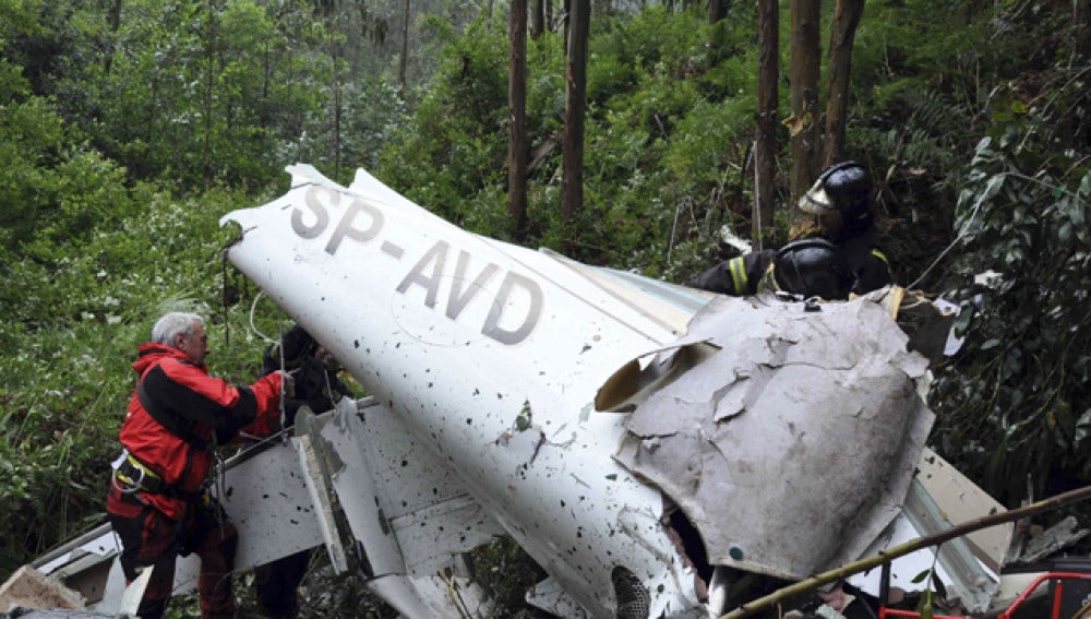 Imagen de archivo de una avioneta estrellada 