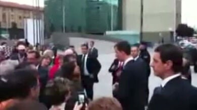 El Príncipe debate sobre la Monarquía con una ciudadana en Pamplona