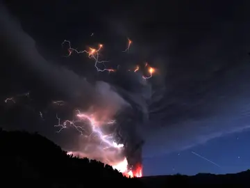 Impactante imagen nocturna del volcán Impactante imagen nocturna del volcán