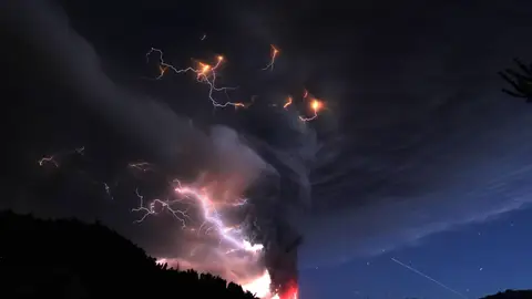 Impactante imagen nocturna del volcán Impactante imagen nocturna del volcán
