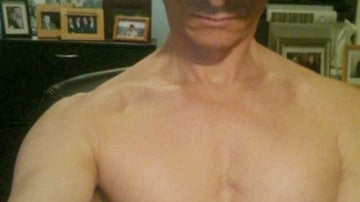 Anthony Weiner con el torso desnudo