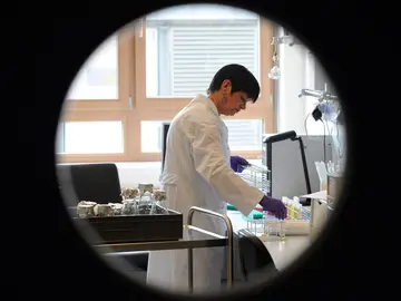 Una técnico de laboratorio realiza pruebas Una técnico de laboratorio realiza pruebas