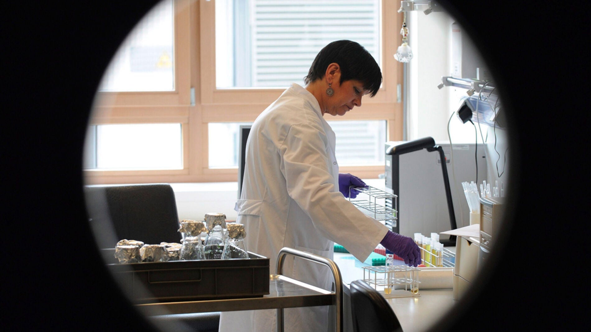 Una t&eacute;cnico de laboratorio realiza pruebas