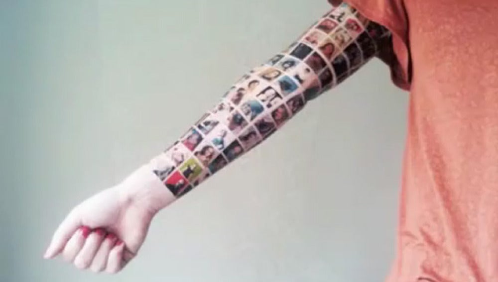 Se tatúa a sus amigos de Facebook en el brazo