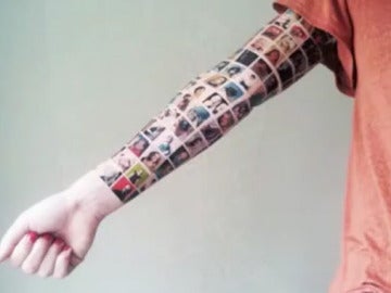 Se tatúa a sus amigos de Facebook en el brazo