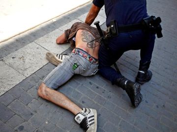 Un policía reduce a un indignado