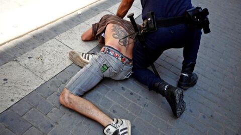 Un polic&iacute;a reduce a un indignado