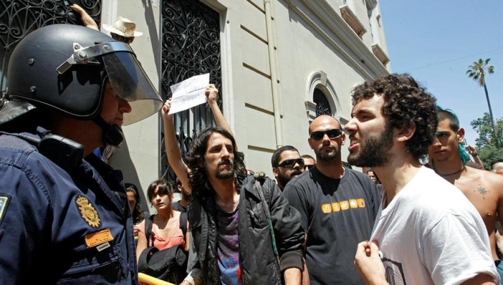 Indignados frente a la policía en Valencia