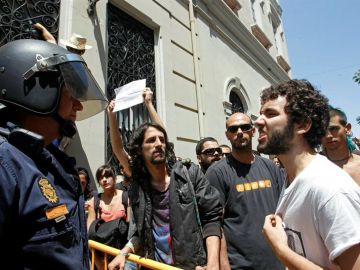 Indignados frente a la policía en Valencia