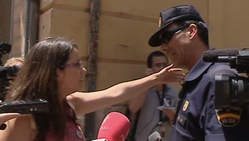 Mónica Oltra habla con un policía