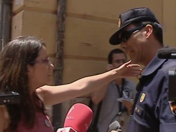 Mónica Oltra habla con un policía