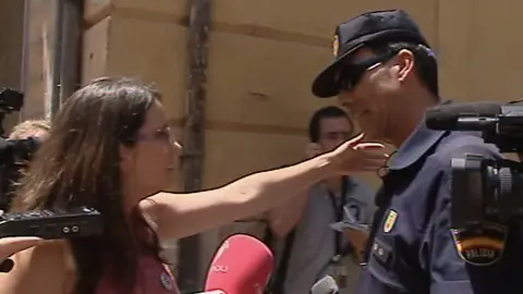 Mónica Oltra habla con un policía Mónica Oltra habla con un policía