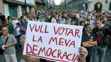 Un grupo de indignados intenta adueñarse de la marcha contra la reforma constitucional 