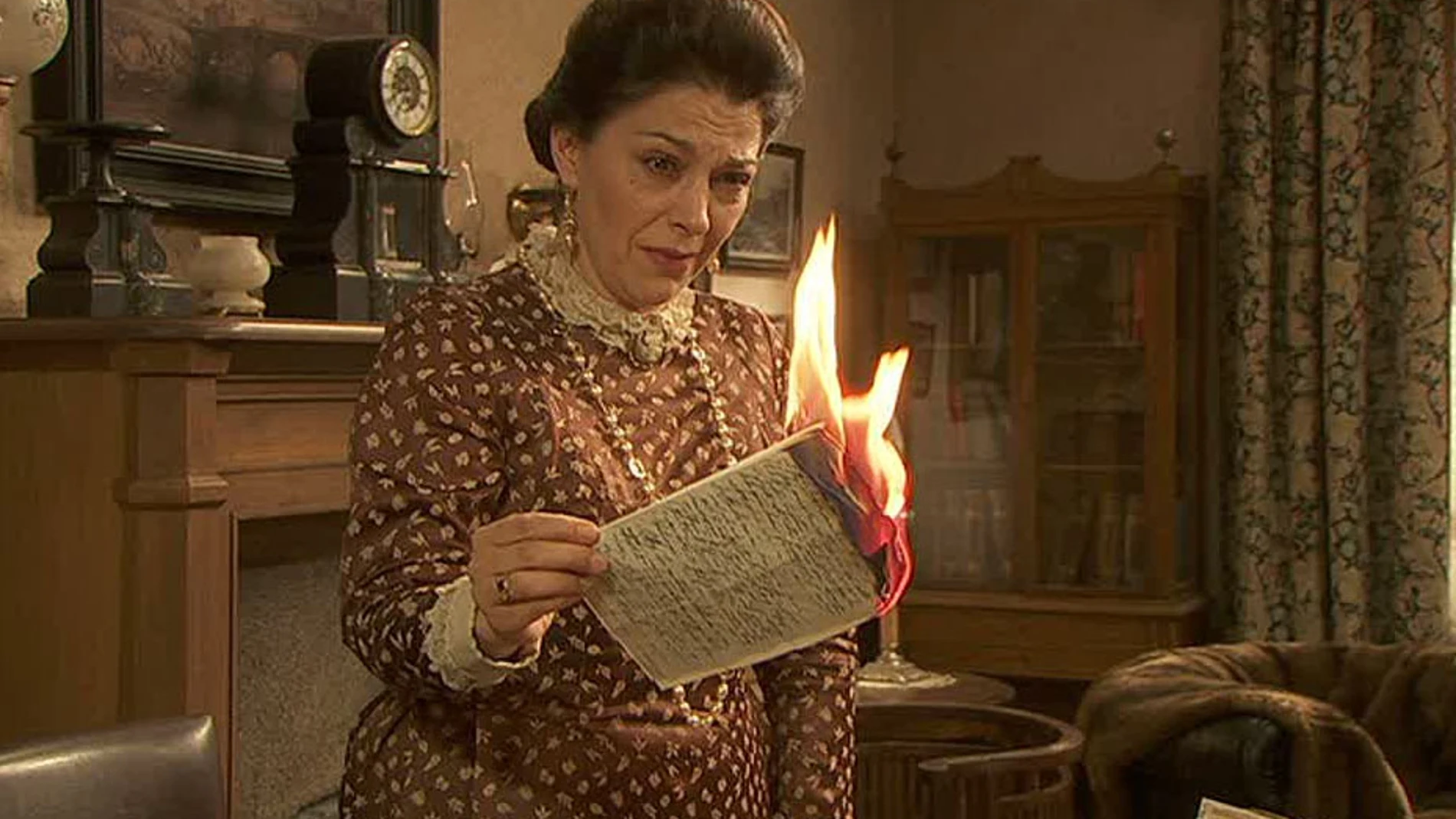 Francisca quema las cartas de amor de Raimundo