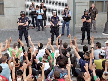 Manifestación en Valencia frente a la sede del PSOE