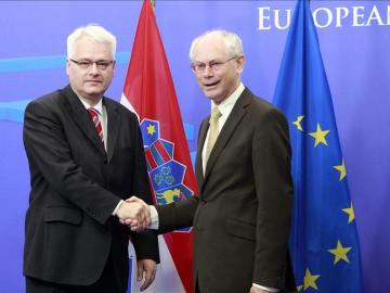 El presidente del Consejo Europeo, Herman Van Rompuy, da la bienvenida al presidente croata, Ivo Josipovic