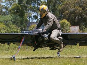 El manejo de este invento se asemeja más a un helicóptero que a una moto.