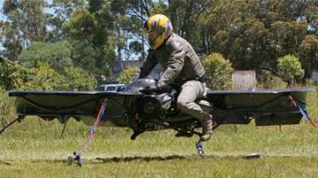 El manejo de este invento se asemeja más a un helicóptero que a una moto.