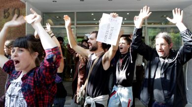 Decenas de jóvenes protestan en la CEOE y el Ministerio de Trabajo