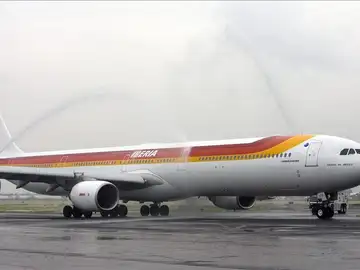 Un pasajero obliga a regresar un vuelo a Múnich al desnudarse y agredir a la tripulación Un pasajero obliga a regresar un vuelo a Múnich al desnudarse y agredir a la tripulación