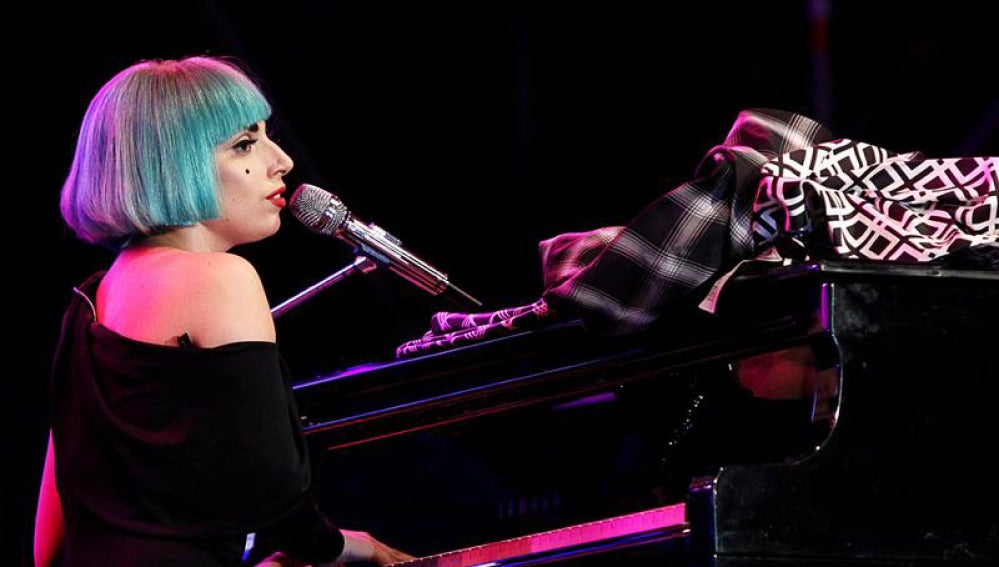 Lady Gaga, al piano