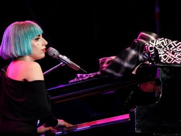 Lady Gaga, al piano