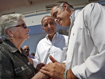 Pons en Gandía con Camps y la madre de Gregorio Ordoñez