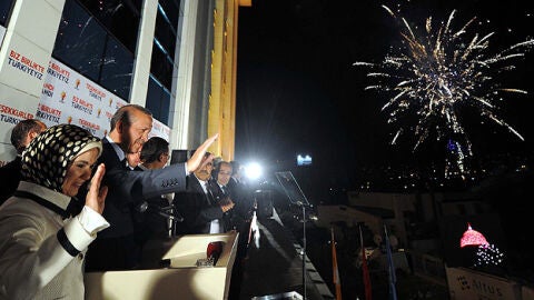 Erdogan saluda a sus seguidores