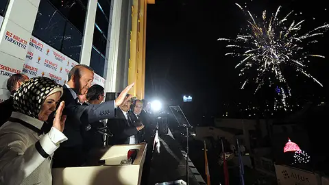 Erdogan saluda a sus seguidores Erdogan saluda a sus seguidores