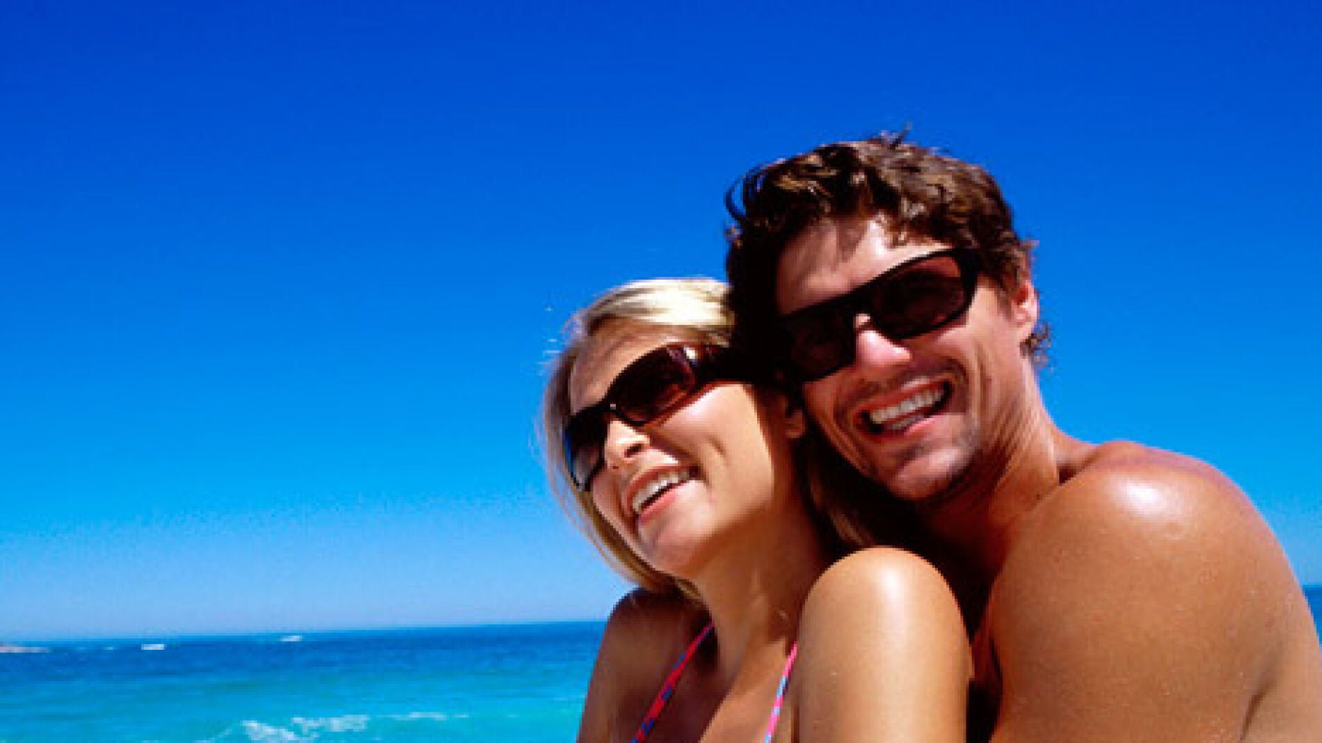 Una pareja tomando el sol en la playa