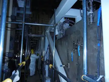Trabajadores en el interior del sistema de tratamiento de agua reactiva en la central nuclear de Fukushima Trabajadores en el interior del sistema de tratamiento de agua reactiva en la central nuclear de Fukushima