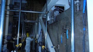 Trabajadores en el interior del sistema de tratamiento de agua reactiva en la central nuclear de Fukushima