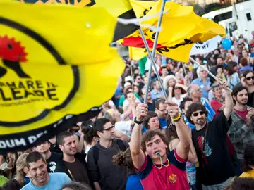Cientos de personas celebran el resultado en Italia Cientos de personas celebran el resultado en Italia
