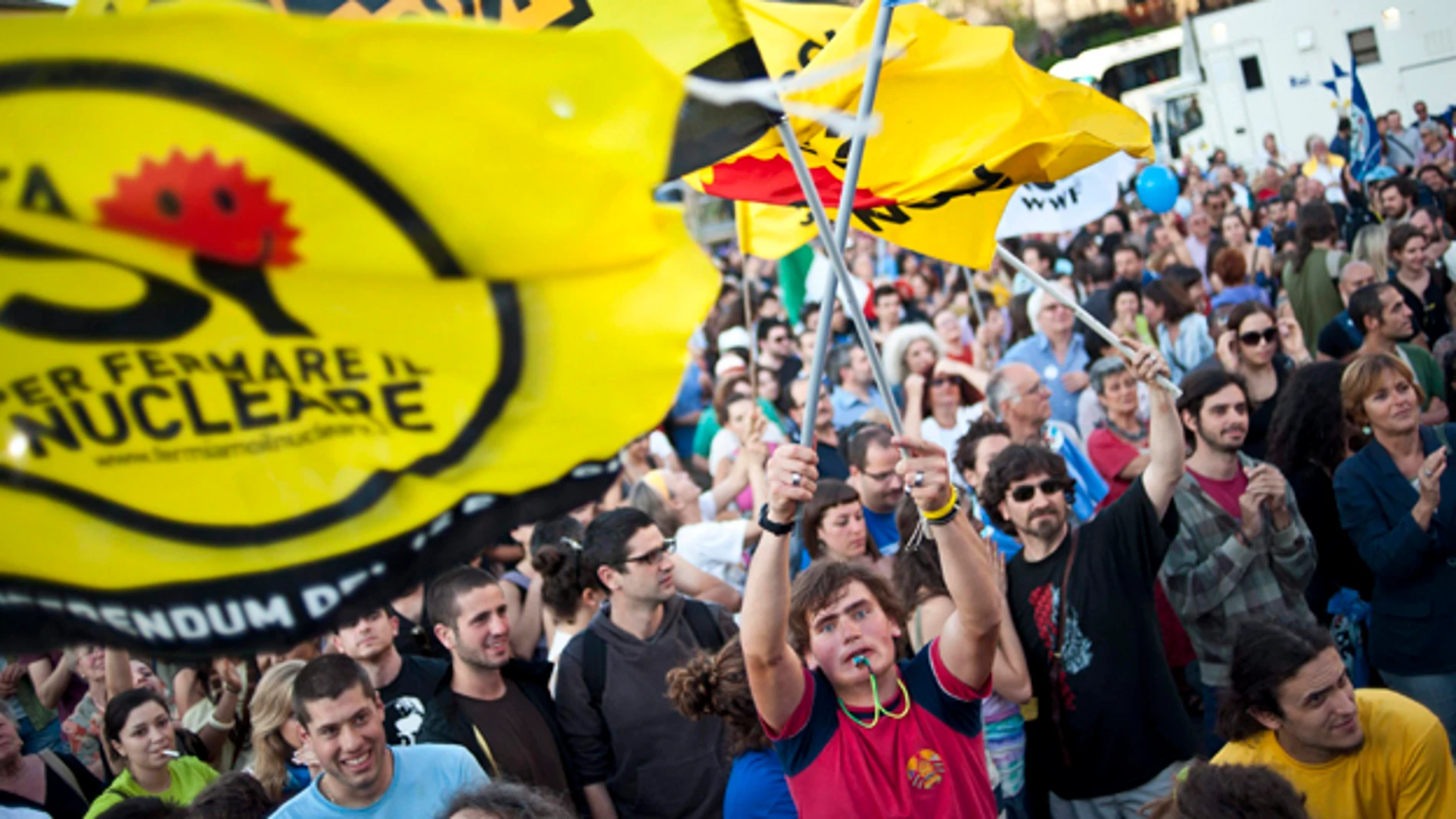 Cientos de personas celebran el resultado en Italia Cientos de personas celebran el resultado en Italia