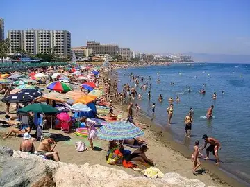 Una playa española llena de veraneantes Una playa española llena de veraneantes