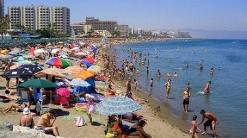 Una playa española llena de veraneantes