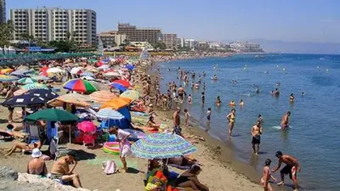 Una playa española llena de veraneantes Una playa española llena de veraneantes