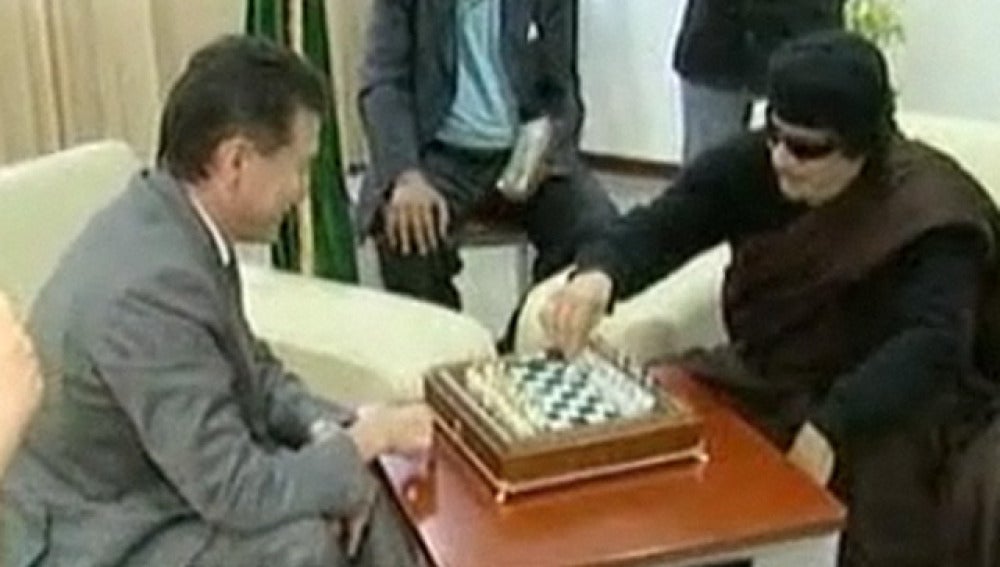 Gadafi juega al ajedrez