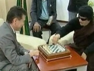 Gadafi juega al ajedrez